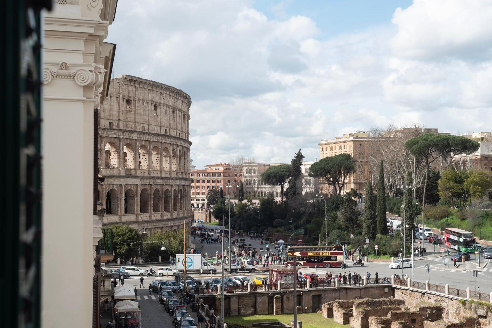 Alma At Colosseum Luxury Overlooking Colosseo Apartment